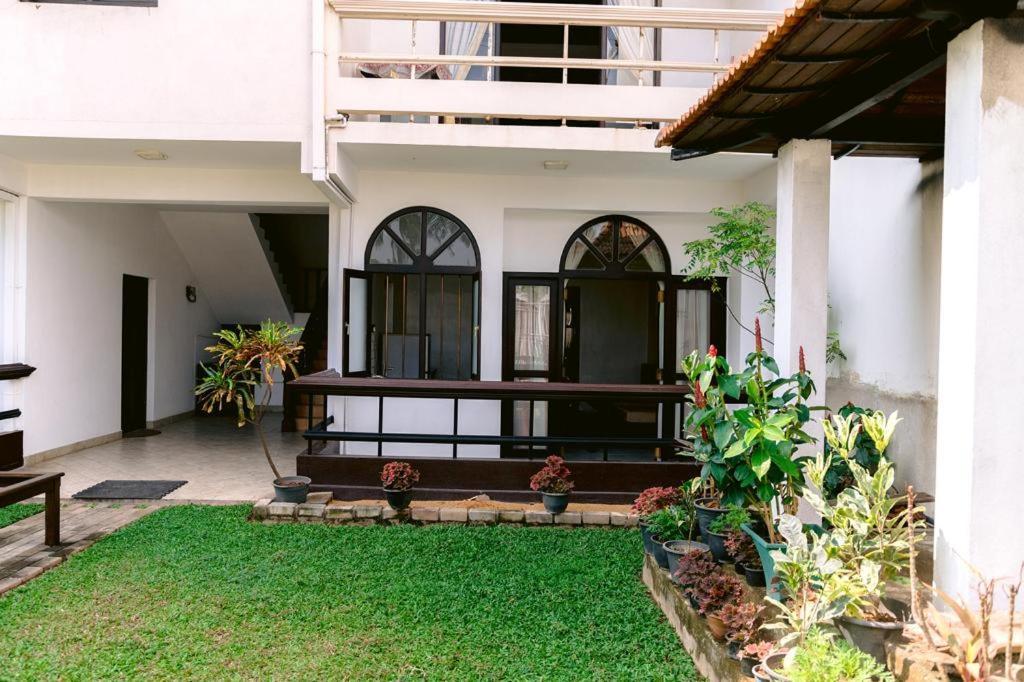 Romantic Garden Hotel Negombo Buitenkant foto