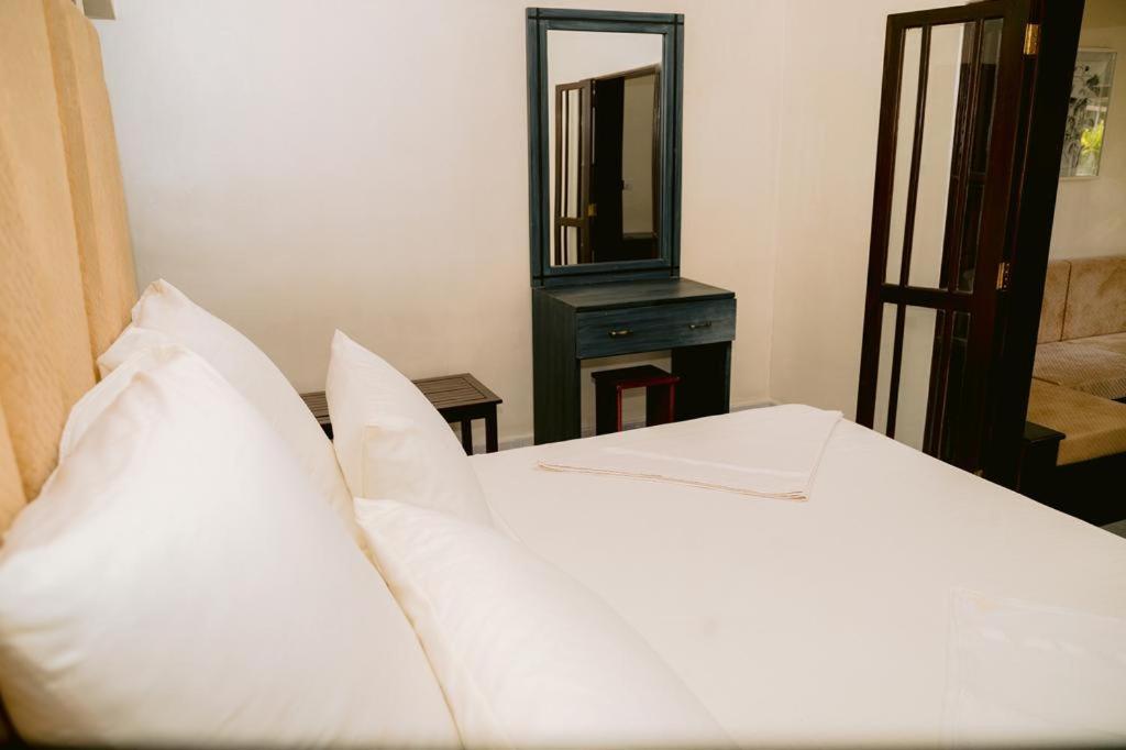 Romantic Garden Hotel Negombo Buitenkant foto