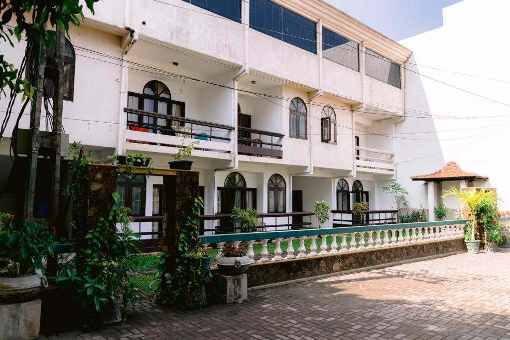 Romantic Garden Hotel Negombo Buitenkant foto