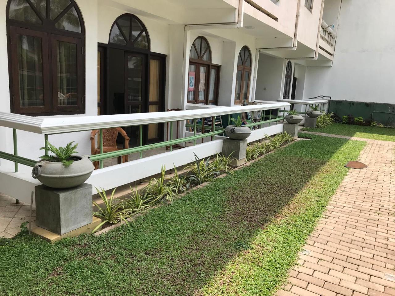 Romantic Garden Hotel Negombo Buitenkant foto