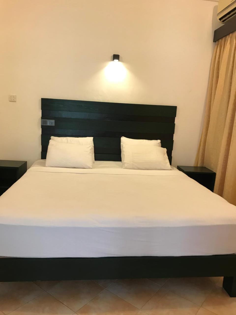 Romantic Garden Hotel Negombo Buitenkant foto