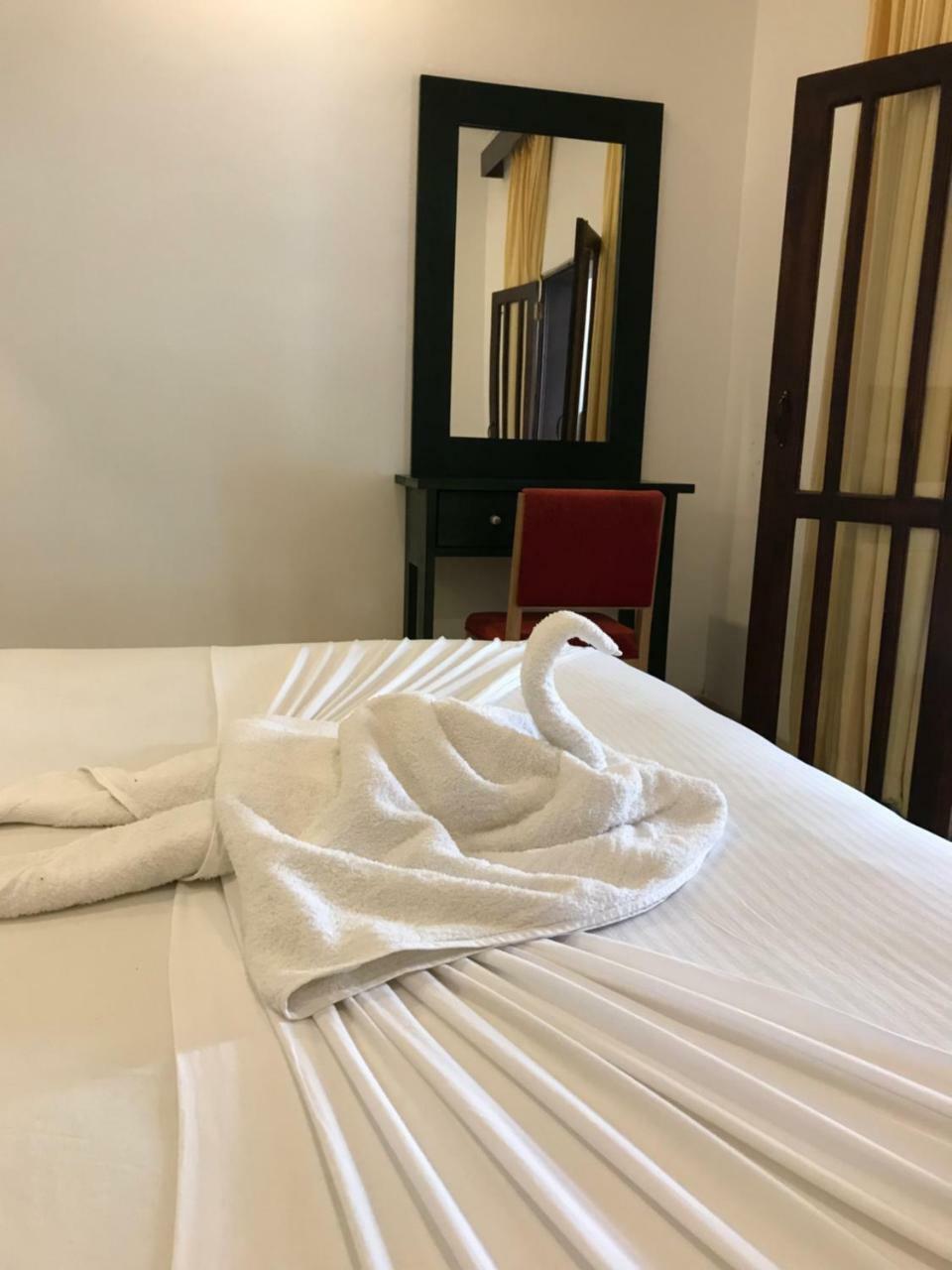Romantic Garden Hotel Negombo Buitenkant foto