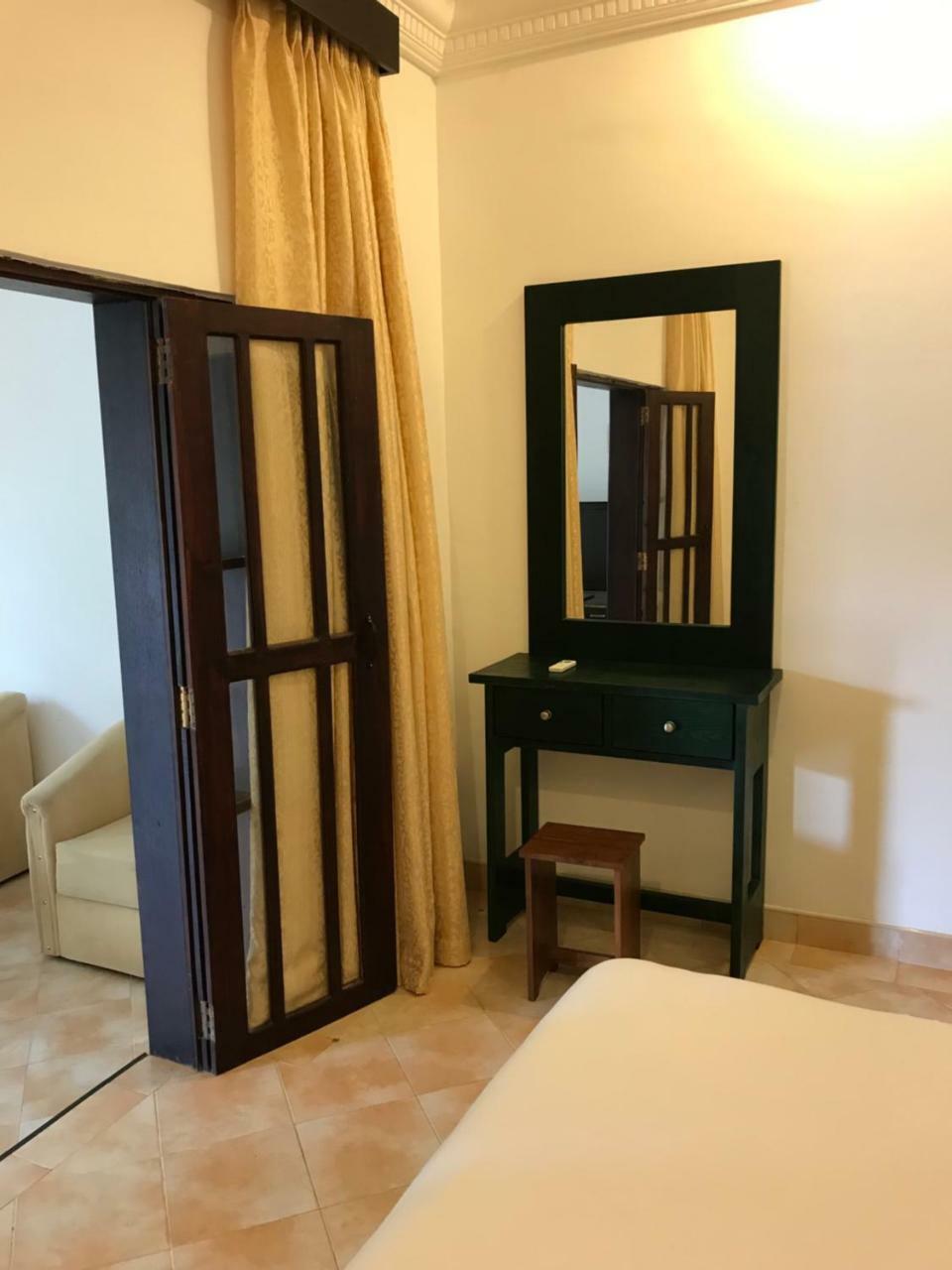 Romantic Garden Hotel Negombo Buitenkant foto
